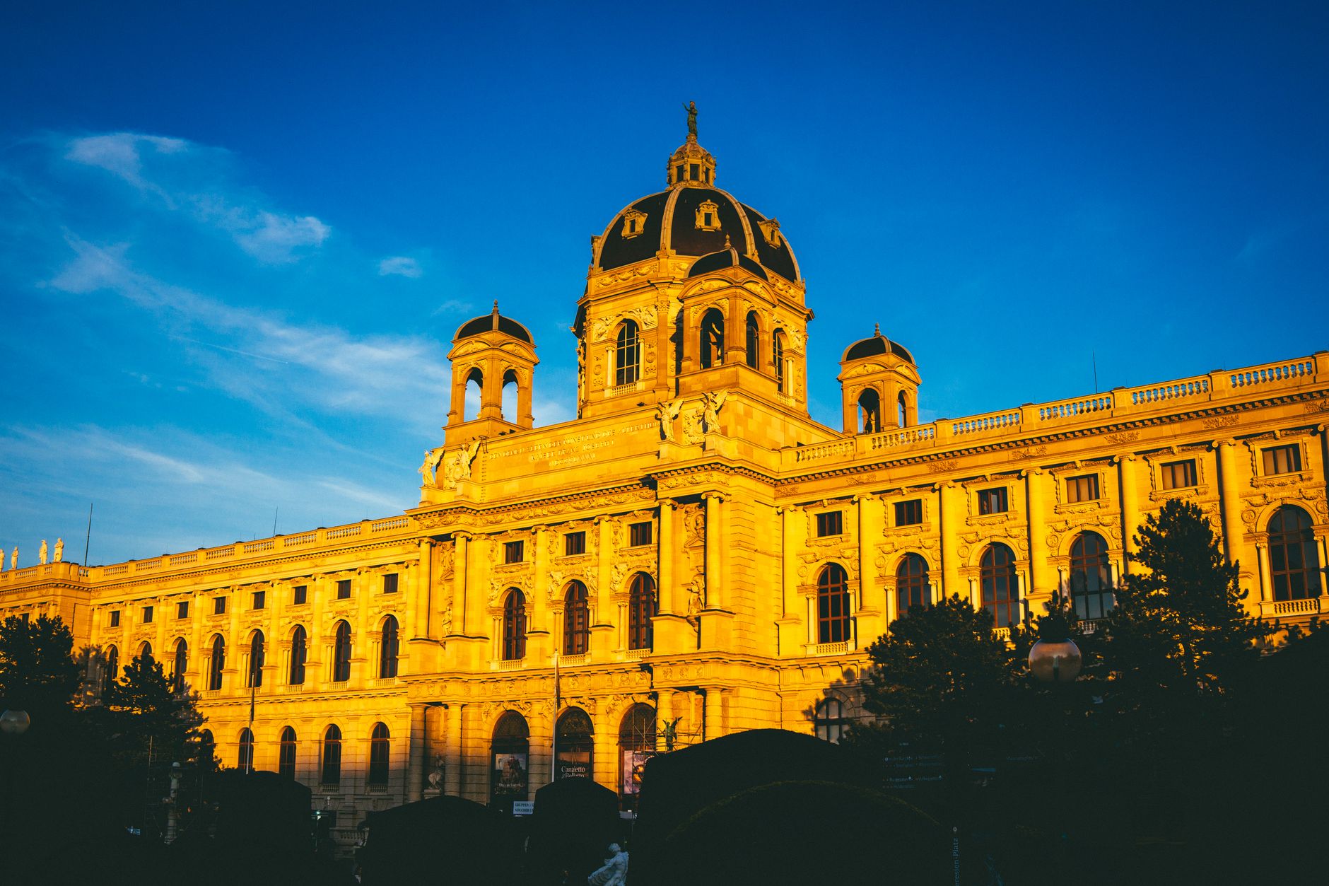 Kunsthistorisches Museum opplyst under en dypblå himmel