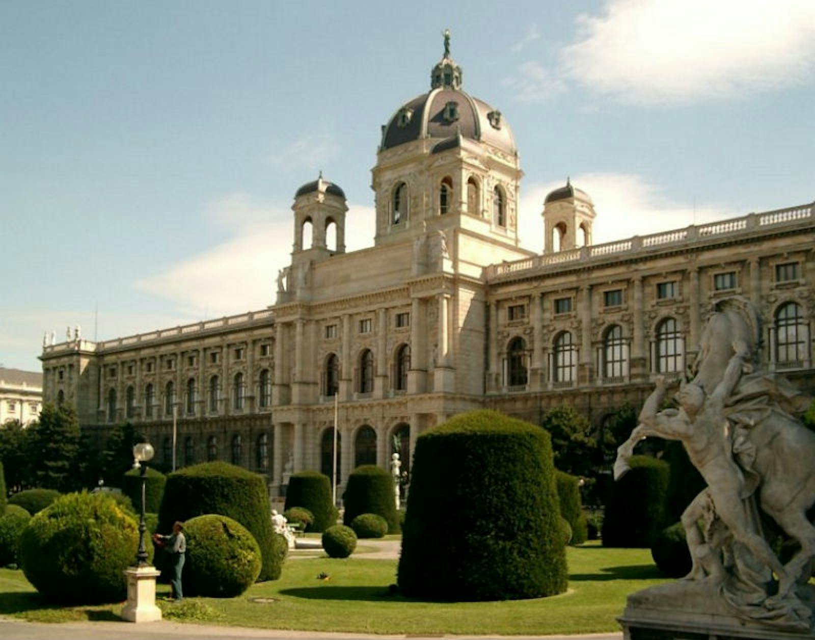 Majestatyczny widok na Kunsthistorisches Museum pod błękitnym niebem