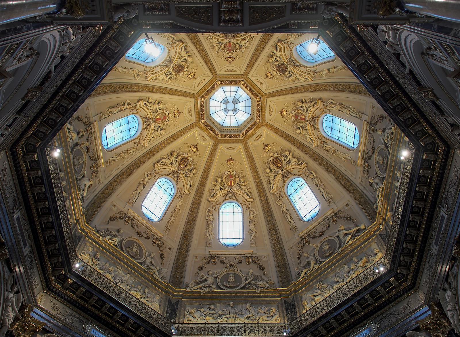 Widok z góry na ozdobioną kopułę Kunsthistorisches Museum