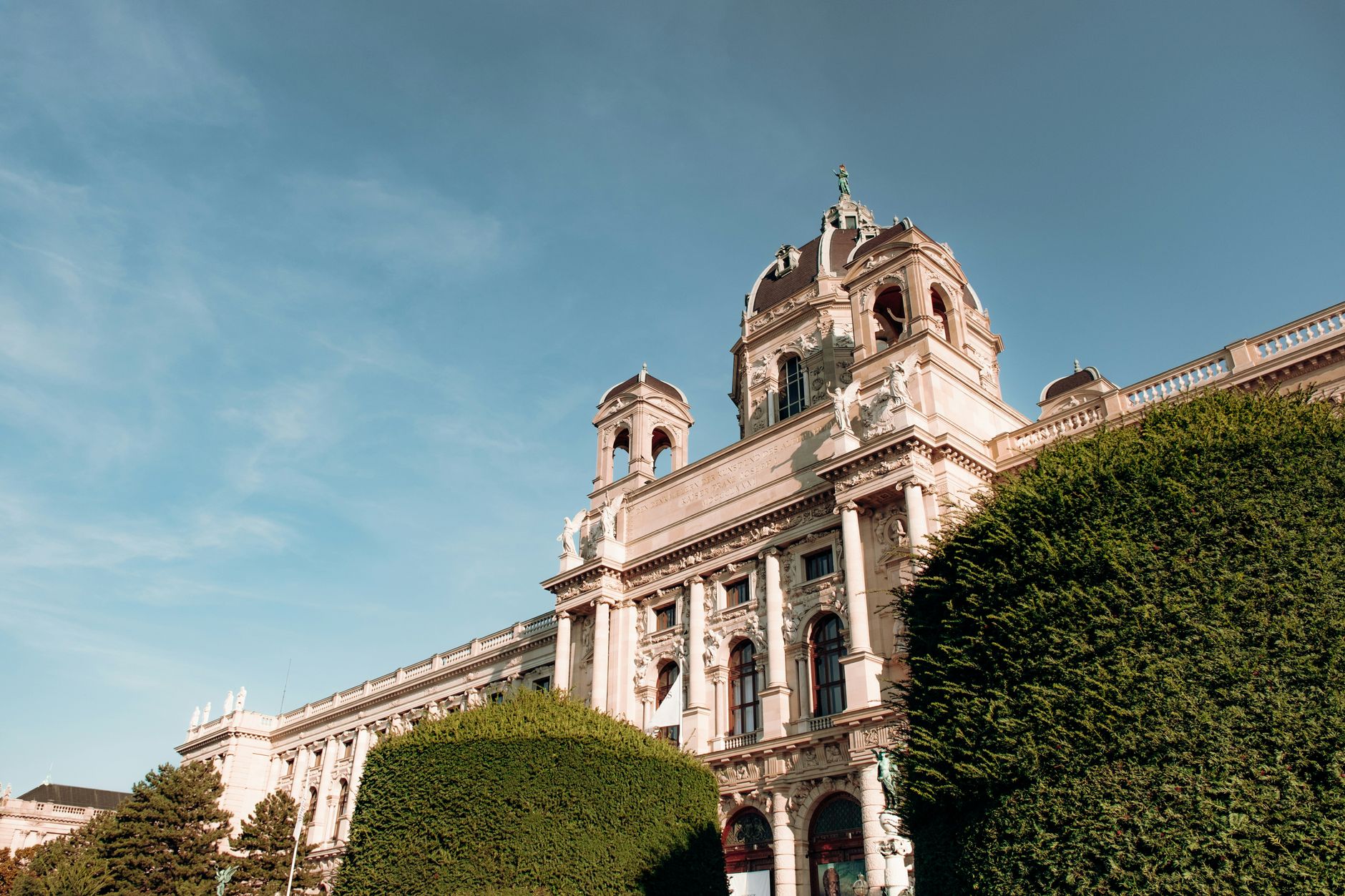 Widok z dołu na Kunsthistorisches Museum pod błękitnym niebem