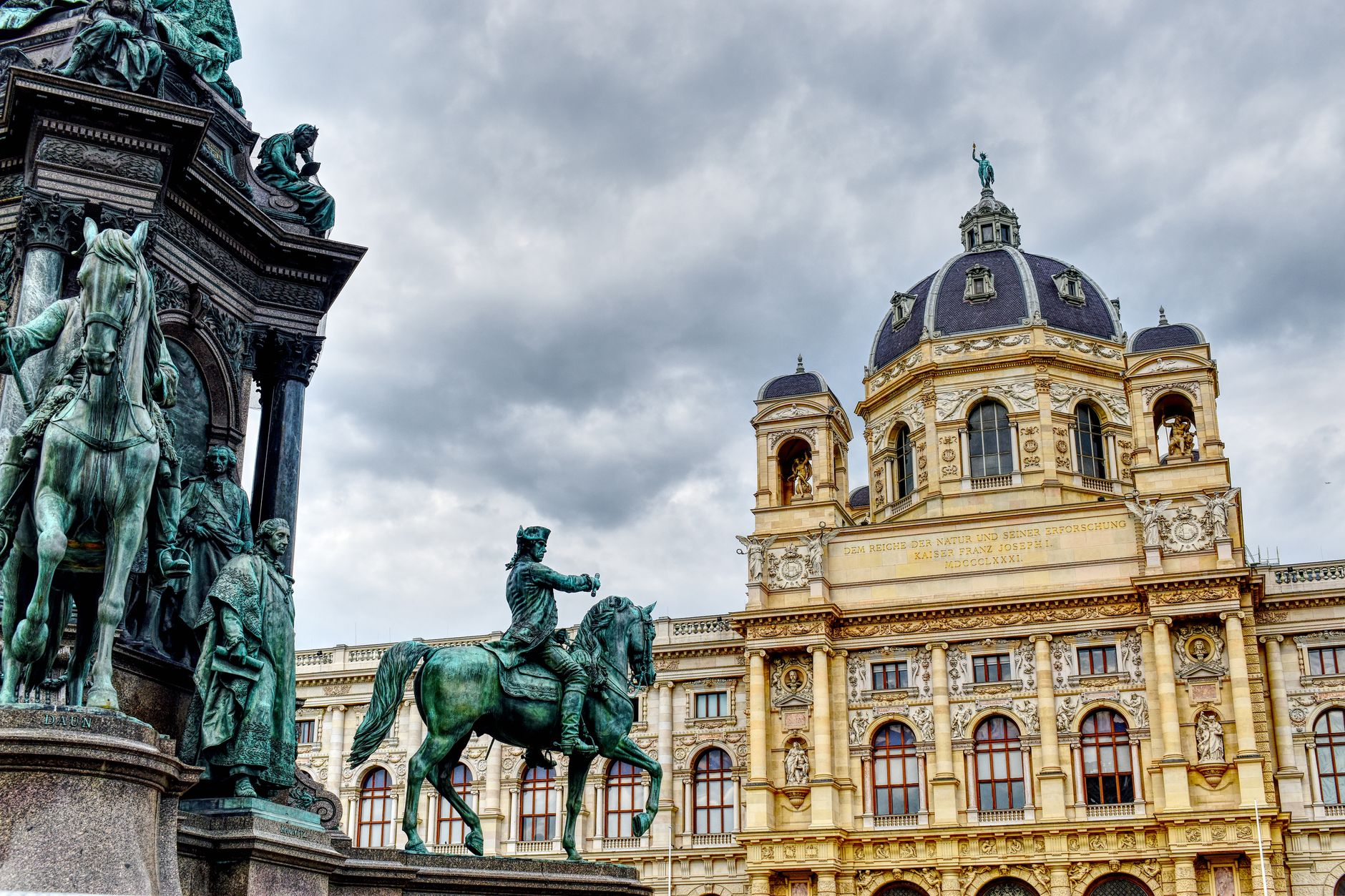 Vedere de jos a Kunsthistorisches Museum cu statui ecvestre