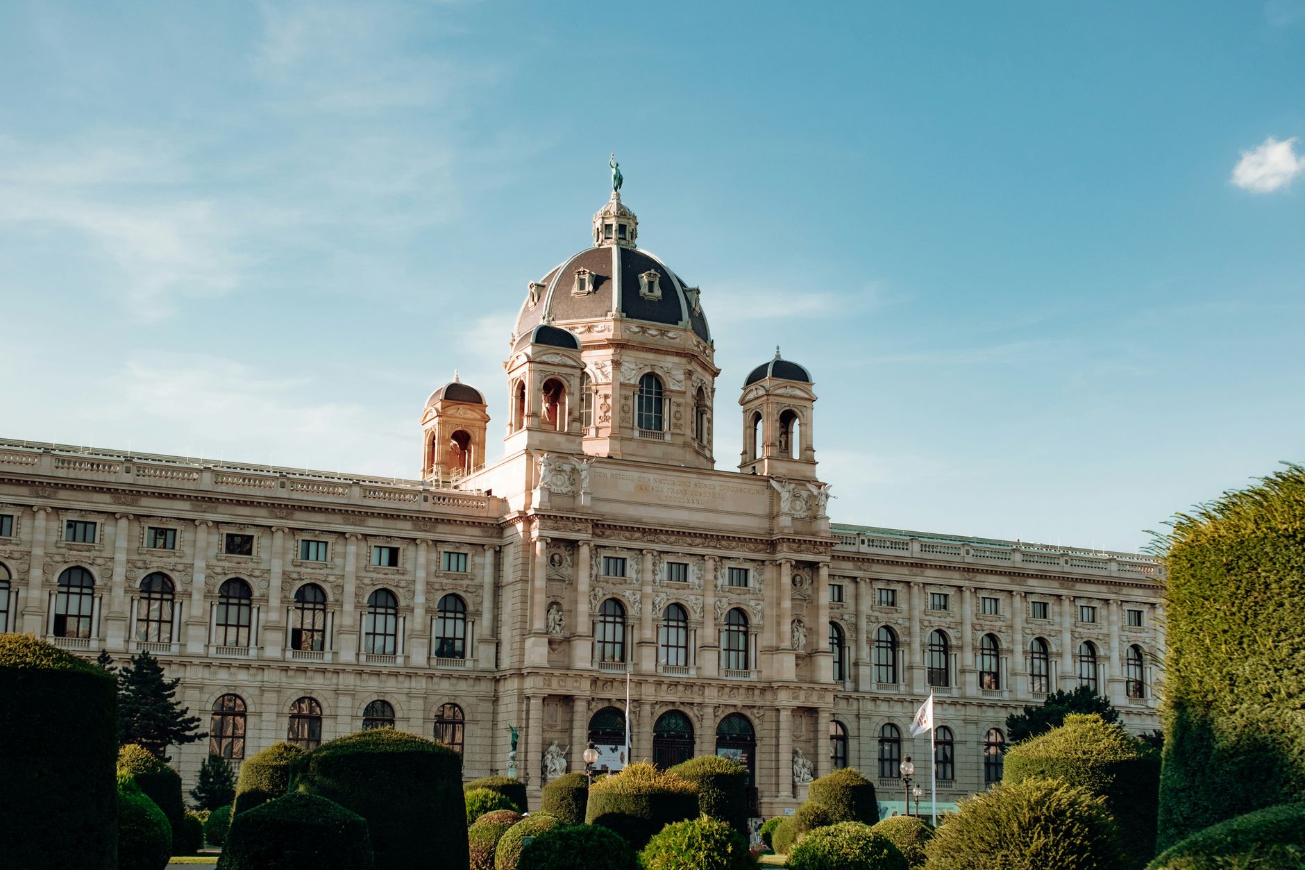 Vedere majestică a Kunsthistorisches Museum sub un cer albastru
