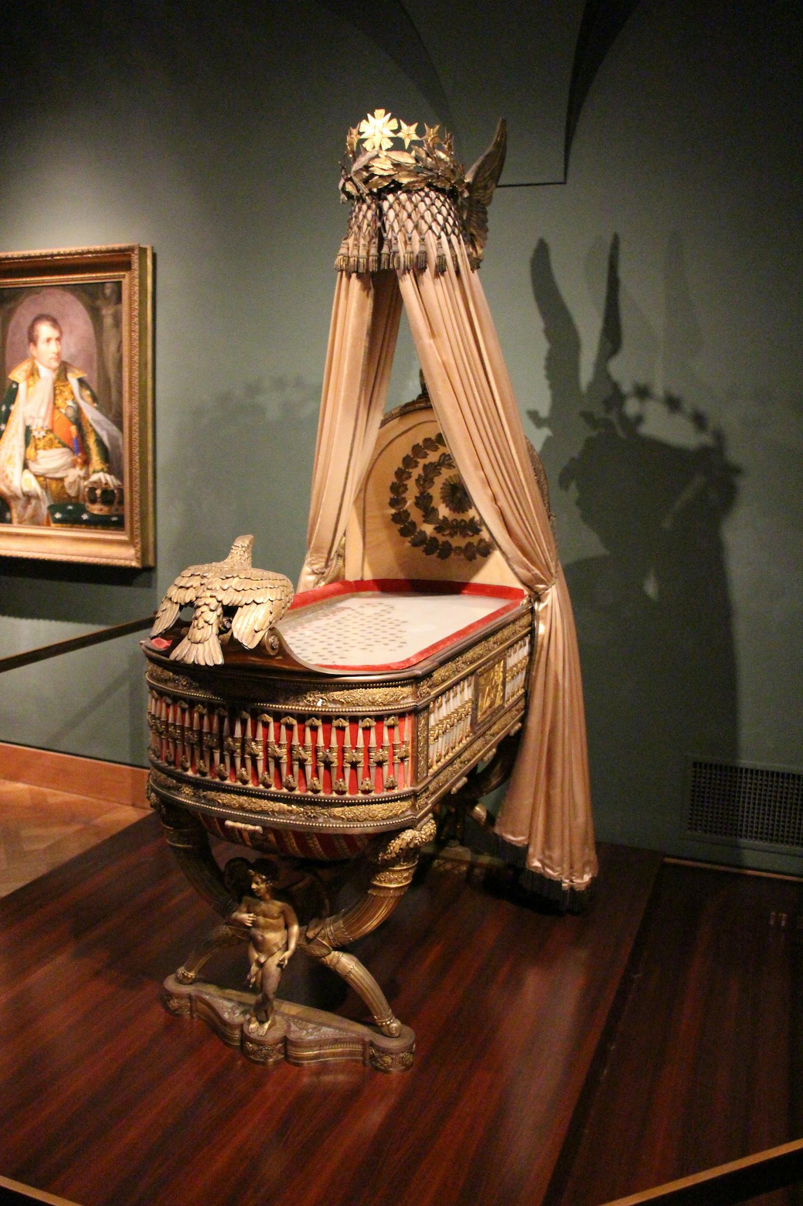Gyllene kunglig barnvagn utställd på Kunsthistorisches Museum