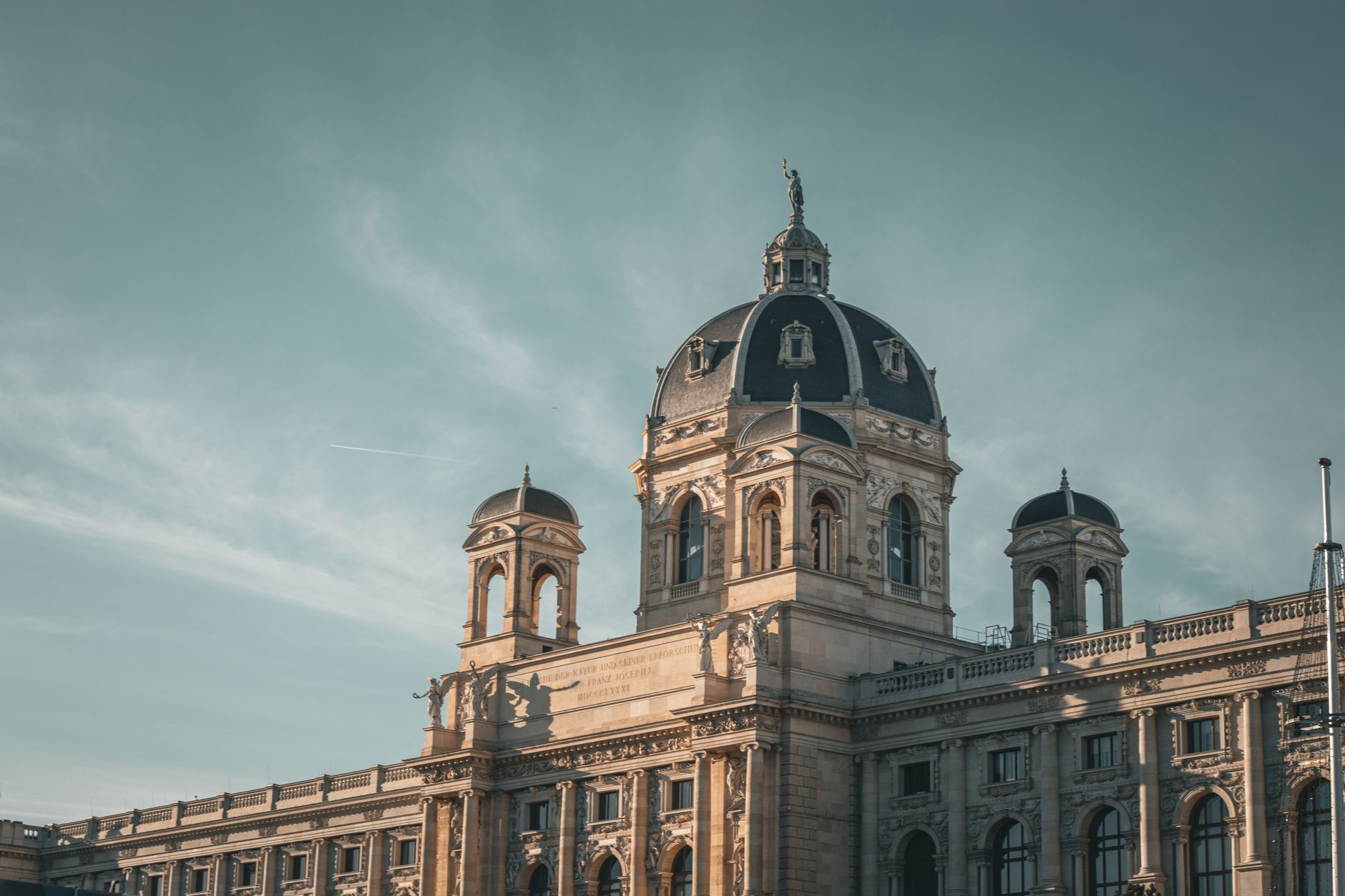 Lågvinkelvy av den imponerande kupolen på Kunsthistorisches Museum