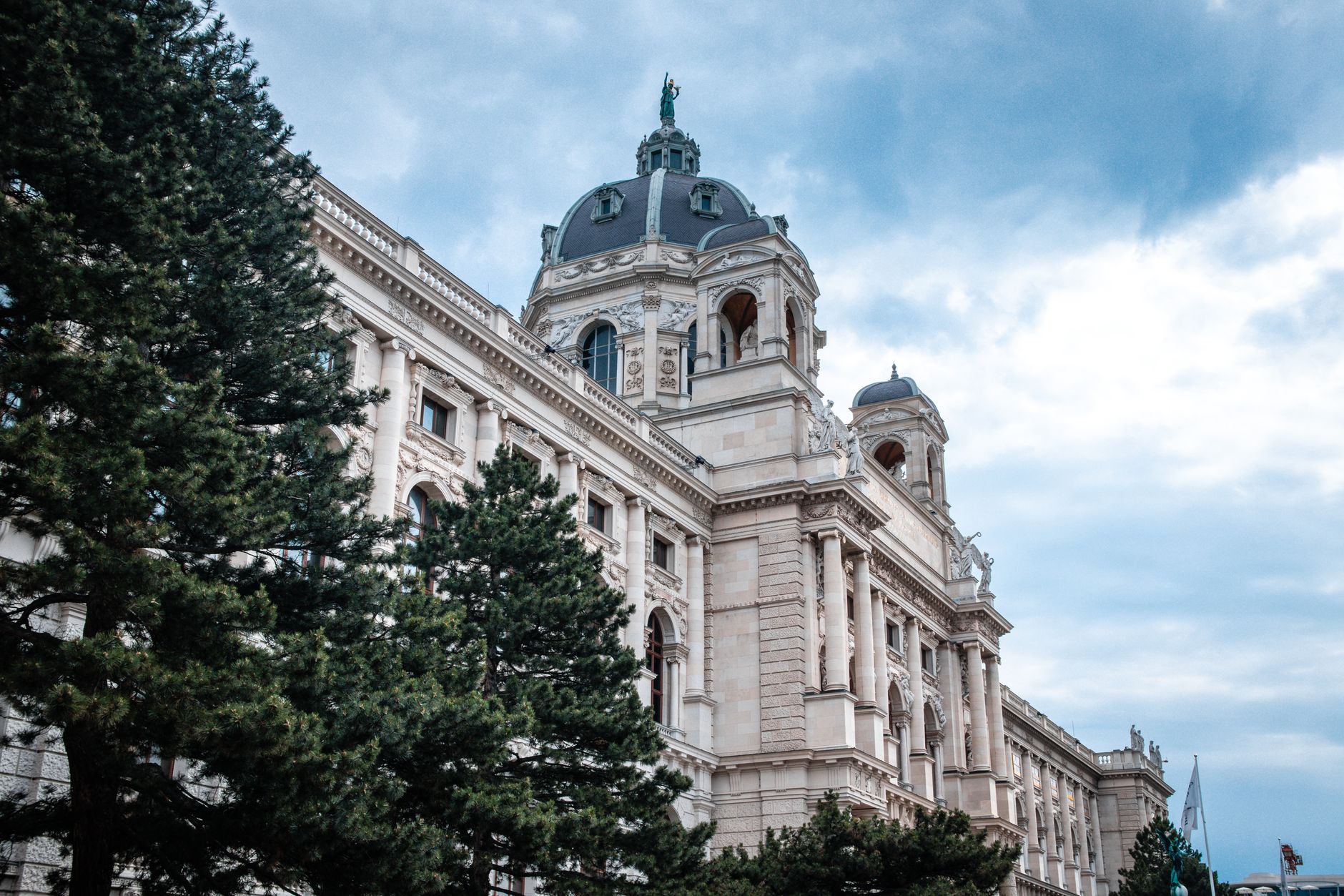 Lågvinkelvy av Kunsthistorisches Museum med dess majestätiska kupol